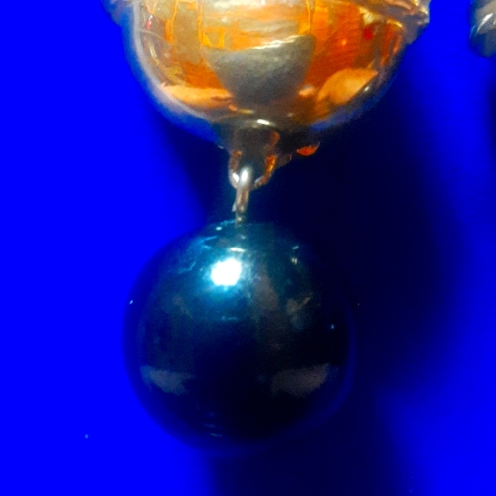 Elegant Gold Tone and Black Earrings - Picture 4 of 5